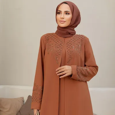 арабская мусульманка в хиджабе и традиционная абайя из оаэ или саудовской  аравии безликая модель носят исламскую одежду Иллюстрация вектора -  иллюстрации насчитывающей персона, люди: 219030463