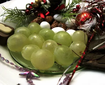 Ёлка с конфетами и гроздь винограда. | ⚜Ведьмины заметки⚜ | Дзен