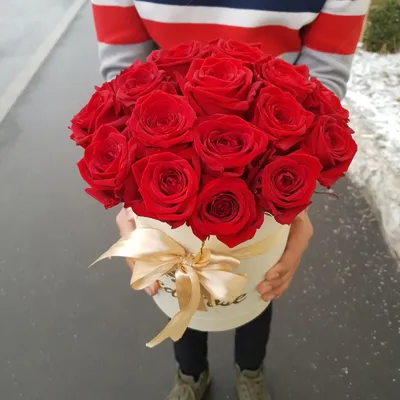 Алые розы, Цветы и подарки в Москве, купить по цене 6200 руб, Цветы в  коробке в RedRose с доставкой | Flowwow