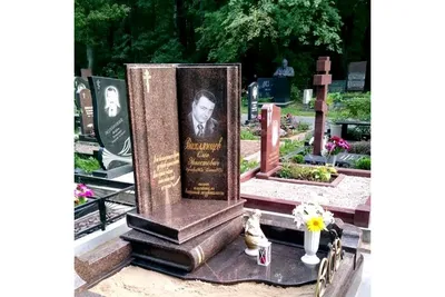Памятник на могилу в виде Книги из капустинского гранита заказать недорого  в СПб