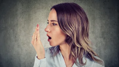 Неприятный запах изо рта связан с бактериями, которые вызывают язву желудка  и рак