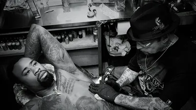 Легендарный татуировщик Freddy Negrete из Восточного L.A. рассказал о том  как бандитские чикано татуировки эволюционировали в его любимую форму  искусства — HipHop4Real