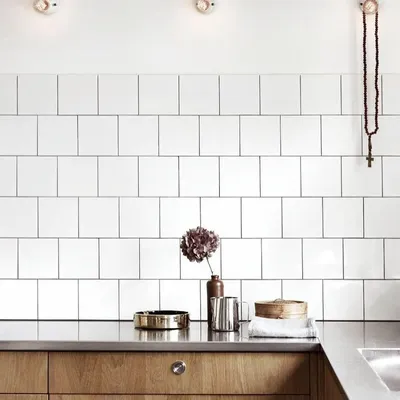 Белая плитка с черной затиркой на кухне - 67 фото