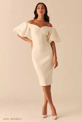 Белое платье-футляр с глубоким декольте и открытыми плечами 0357234520-1 -  купить в интернет-магазине LOVE REPUBLIC по цене: 1 699 руб