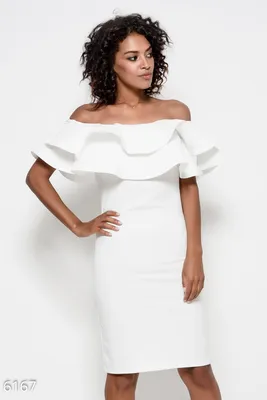 Белое прямое платье из креп-дайвинга с открытыми плечами и с воланами 51130  за 644 грн: купить из коллекции Beautiful - issaplus.com