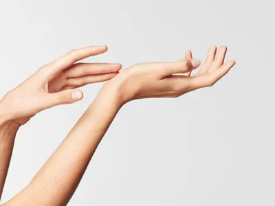 Как восстановить и вылечить кожу рук после частого использования мыла и  антисептиков - iS CLINICAL®