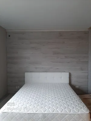 Ламинат на стене в интерьере нашей спальни