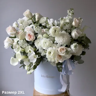 Авторский букет в шляпной коробке Белый сливочный - заказать доставку цветов  в Москве от Leto Flowers
