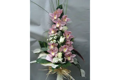 Стилен букет с орхидея цимбидиум, рози и орнитогаум аранжиран с листа  корделине , аралия и берграс