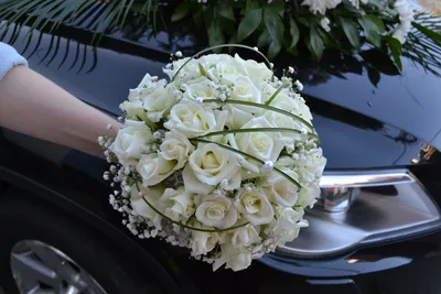 Букет невесты из белых роз, гипсофил, берграс с бусинами в портбукете. Цена  1450 руб : фото 535793 - geta231
