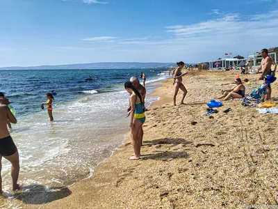 Крым, пляж в Береговом: сезон заканчивается, а отдыхающие остаются |  Дневник отчаянных пенсионеров | Дзен