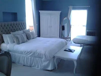 Бирюзовая комната красивая и уютная: продуманный дизайн мебели, обоев и  аксессуаров