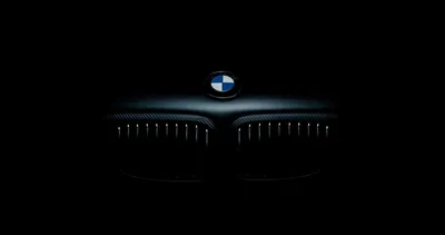 Значок BMW на чёрном фоне. Решетка радиатора в темноте - обои на телефон