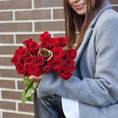 19 красных роз с золотой в букете за 4 390 руб. | Бесплатная доставка  цветов по Москве