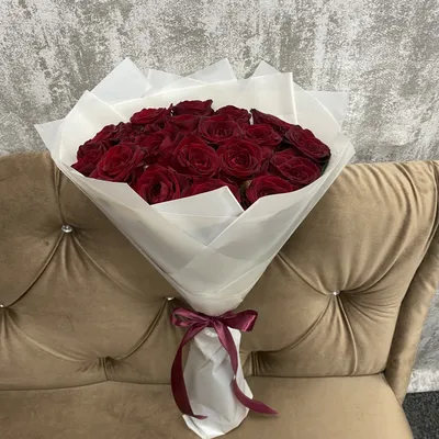 Букет из 19 красных роз в белой упаковке (50 см ) за 2490р. Позиция № 3346