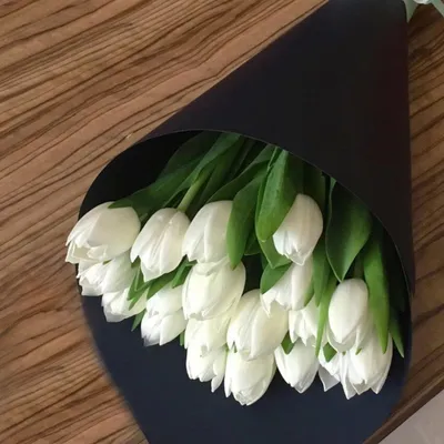 Корпоративные букеты белых тюльпанов за 2 490 руб. | Бесплатная доставка  цветов по Москве