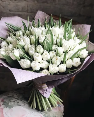 Купить букет из 75 белых пионовидных тюльпанов по доступной цене с  доставкой в Москве и области в интернет-магазине Город Букетов