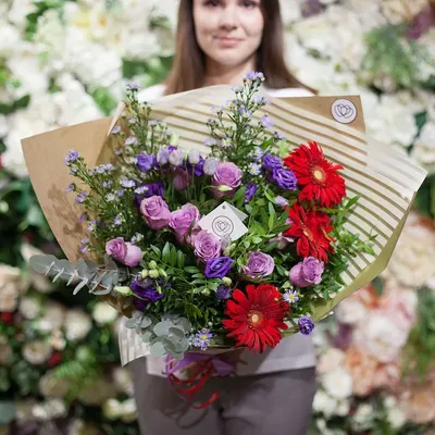 Букет из астр, гербер и сиреневых роз в упаковке купить в СПб в  интернет-магазине Семицветик✿