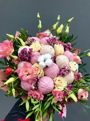 Букет из цветов и пряжи | Yarn ball wreath, Holiday party gift, Crafts