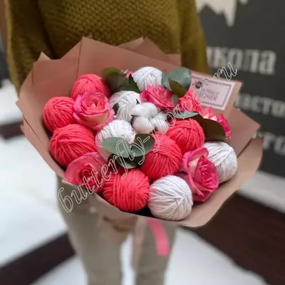 Зимний букет из клубков пряжи, роз и эвкалипта в стильной упаковке