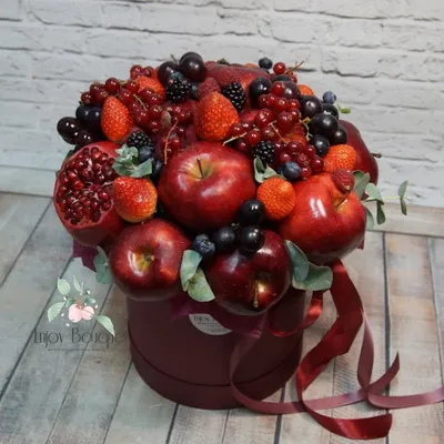 Букет из фруктов, роз и ирисов купить в Москве с доставкой недорого