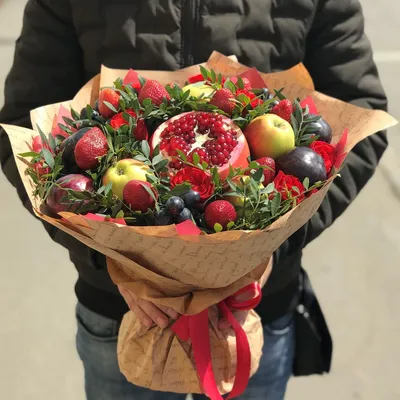 Съедобный букет из сезонных и экзотических фруктов, хлопка и роз