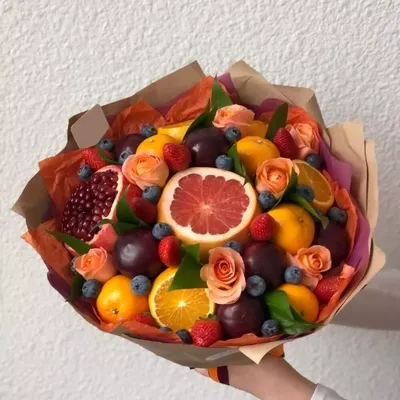 Букет из фруктов и ягод с цветами красный - БорщБукет | Букеты из овощей и  фруктов | Краснодар