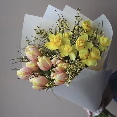Букет из нарциссов и тюльпанов - Flora Premium - Доставка Букетов на дом