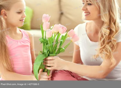 Милая маленькая девочка, дающая букет тюльпанов ее матери дома :: Стоковая  фотография :: Pixel-Shot Studio
