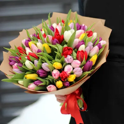 Купить букет из 101 тюльпана микс по доступной цене с доставкой в Москве и  области в интернет-магазине Город Букетов