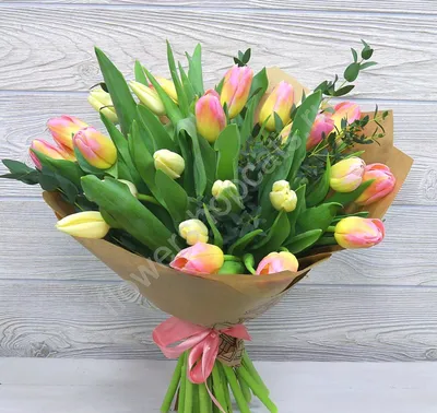 Букет из двух цветов тюльпанов и зелени