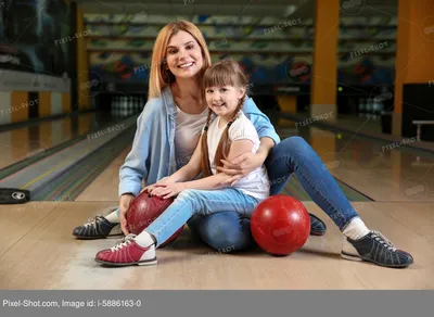 Женщина с маленькой дочкой в боулинг-клубе :: Стоковая фотография ::  Pixel-Shot Studio