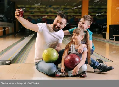 Мужчина и его дети принимают селфи в боулинг-клубе :: Стоковая фотография  :: Pixel-Shot Studio