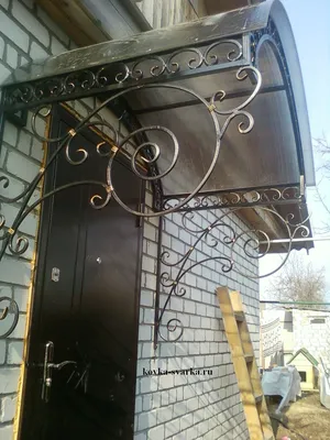 Кованые козырьки над входом: дверью в дом, калиткой, забором с воротами,  готовые металлические конструкции и эксклюзивная художественная ковка;  виды, формы