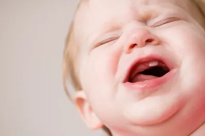 Режутся первые зубы у ребенка: терпеливо наблюдать или активно вмешиваться?  | WOMAN