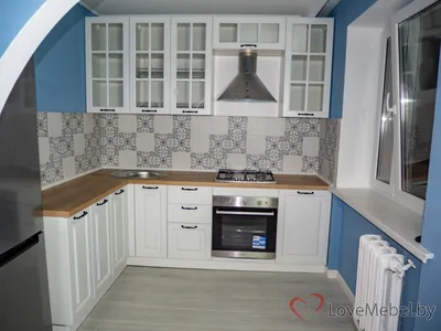 Белая кухня из фрезерованного МДФ с верхними витринами