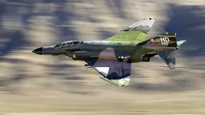 Летящий военный самолет в зеленой ра краске - обои на рабочий стол