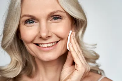 Возрастные изменения кожи лица: причины и лечение в косметологии, как  бороться и замедлить процесс старения