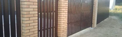 Забор с кирпичными столбами, цена в Москве | Установка под ключ столбов из  кирпича на фундамент