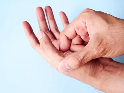 Человек с болью в руке и массажем пальца вызывает воспаление сухожилия  пальца путь человеческого тела | Премиум Фото