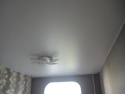 Белый матовый натяжной потолок в гостиной — 14 м2