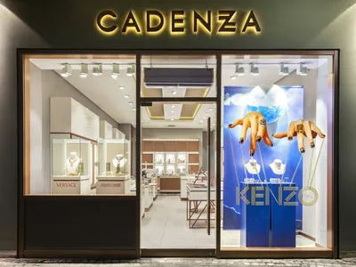 Оформление витрины Cadenzza в ювелирных бутиках Kenzo