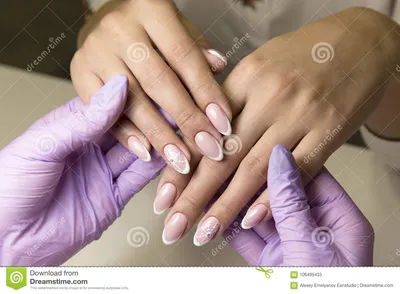 Салон красоты для работы с маникюром ногтей Стоковое Изображение -  изображение насчитывающей девушка, надкожица: 106495433