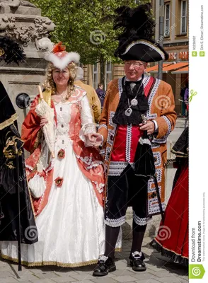 Актеры в исторических костюмах - городке Байройта старом Редакционное  Фотография - изображение насчитывающей рынок, наиболее: 93236092