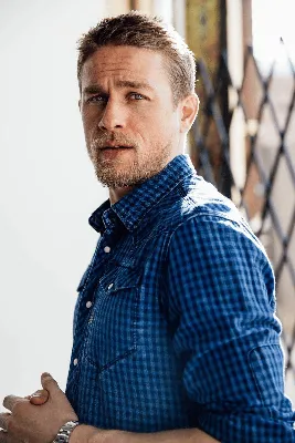 Обои взгляд, стиль, крест, актер, фотомодель, Charlie Hunnam, Чарли Ханнэм  картинки на рабочий стол, раздел мужчины - скачать