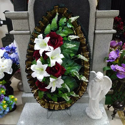 Похоронный венок | Цветы на кладбище, Похоронные цветочные композиции, Венки