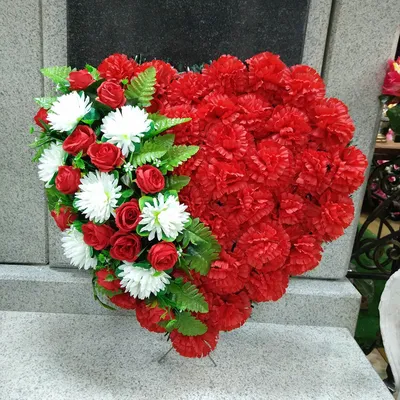 Ритуальный венок - сердце | Похоронные цветочные композиции, Похоронные  цветы, Украшения на кладбище
