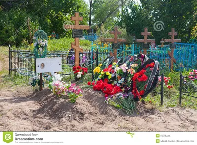 Могилы, цветки, венки и кресты в кладбище Редакционное Фотография -  изображение насчитывающей ñ ðµð»o, ñ€oñ ñ ð¸ñ : 50778222