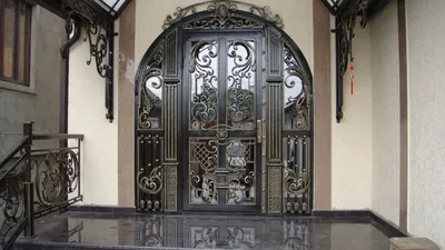 Входные двери со стеклом и ковкой | Цена, описание и отзывы