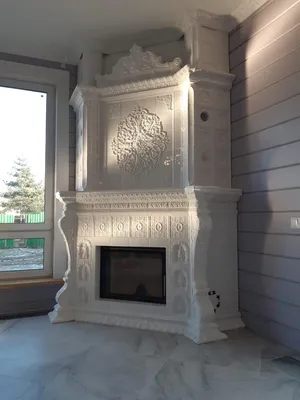Угловой белый камин для гостиной с порталом из изразцов | Камин Керамик